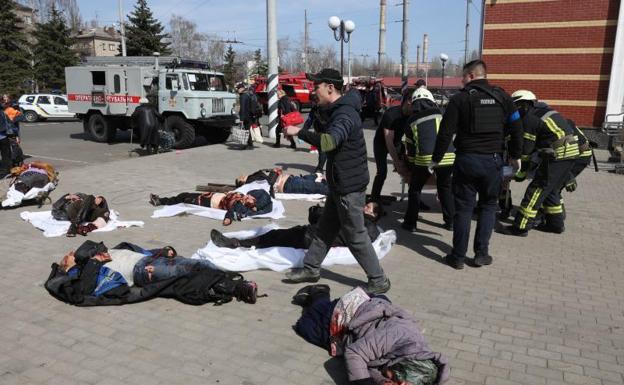 Imagen principal - Varios heridos en la estación de Kramatorsk y restos del misil. 