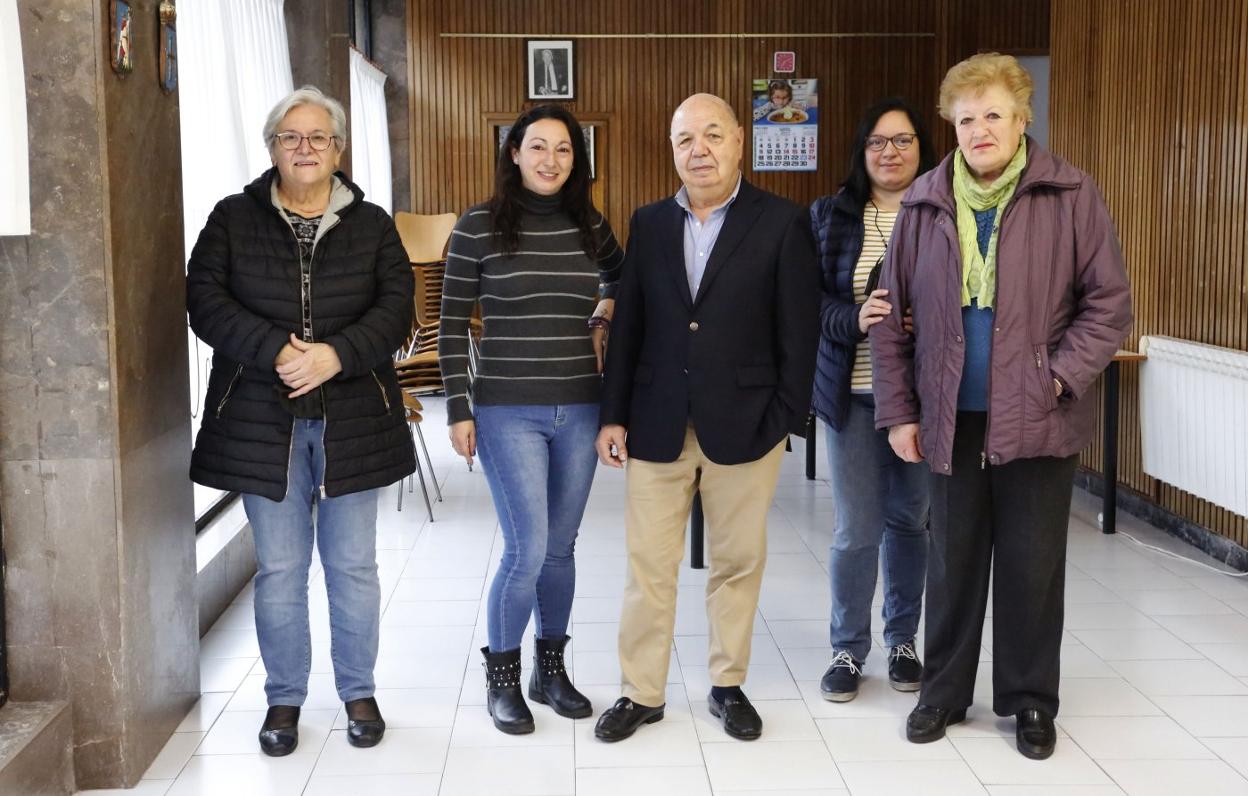 Miguel de Laburu, en el centro, con su junta directiva: Leo Noval, Emma Baragaño, Noemí Álvarez y Esther Hevia. 