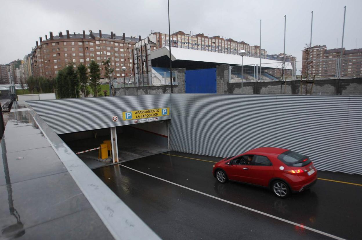Un vehículo accede al aparcamiento de La Exposición, en Las Meanas. 