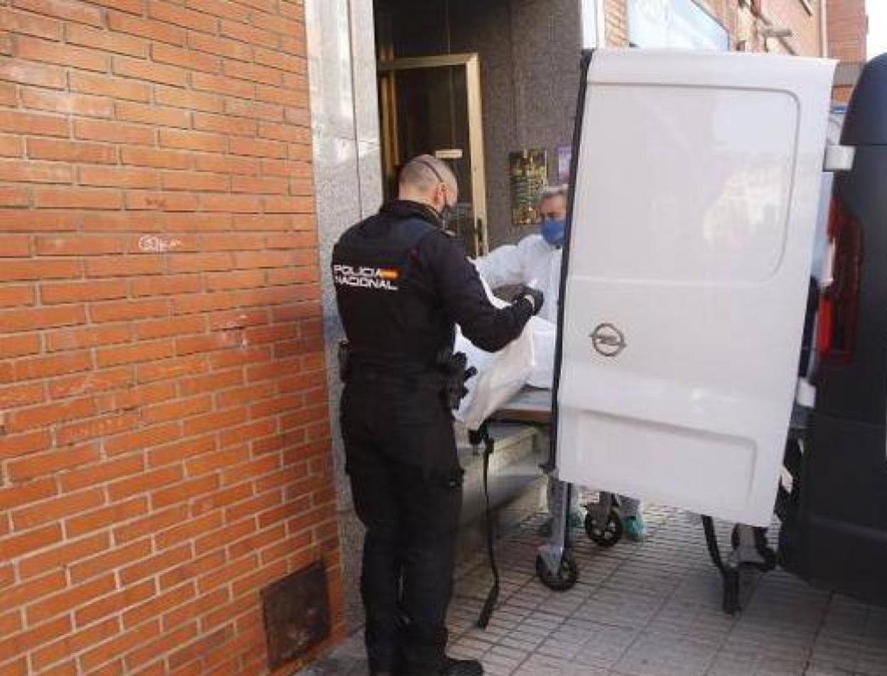 La esquela de la niña Erika Yunga ante la capilla ardiente instalada en la residencia de la calle San Vicente. 