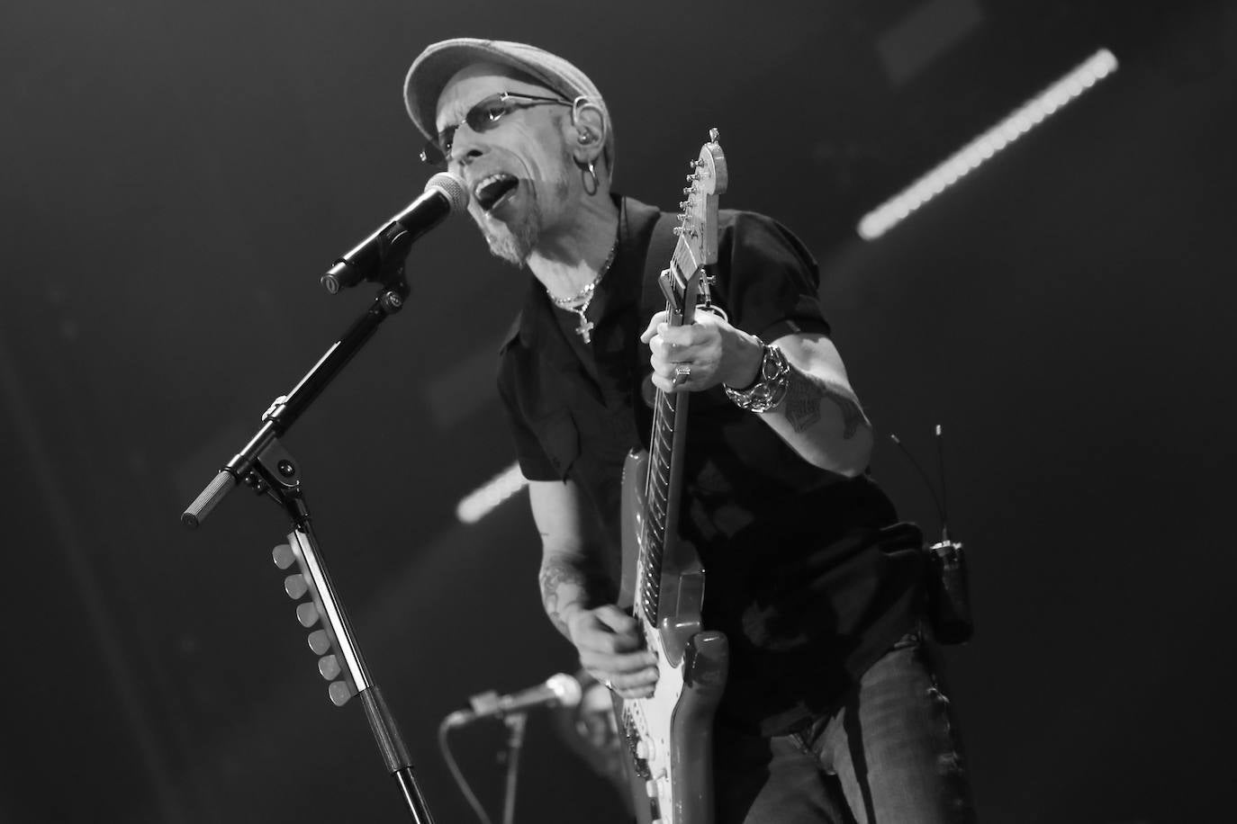 El bilbaíno y su banda ofrecieron una noche descomunal de rock en su esperada cita llenando el Palacio de los Deportes con 5.000 personas vibrando con sus canciones y con Morgan de teloneros.