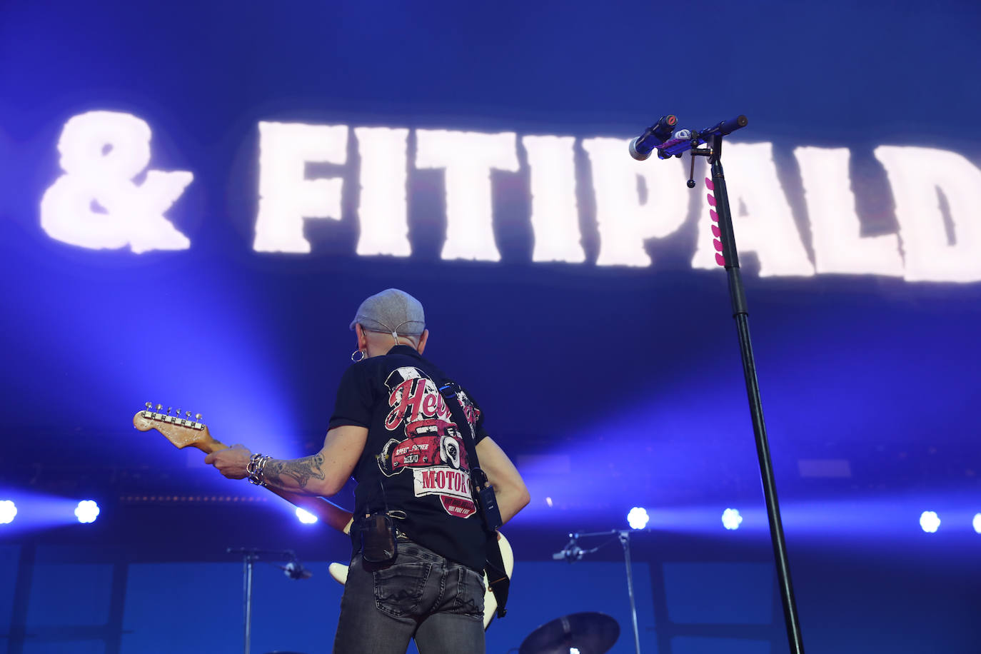 El bilbaíno y su banda ofrecieron una noche descomunal de rock en su esperada cita llenando el Palacio de los Deportes con 5.000 personas vibrando con sus canciones y con Morgan de teloneros.