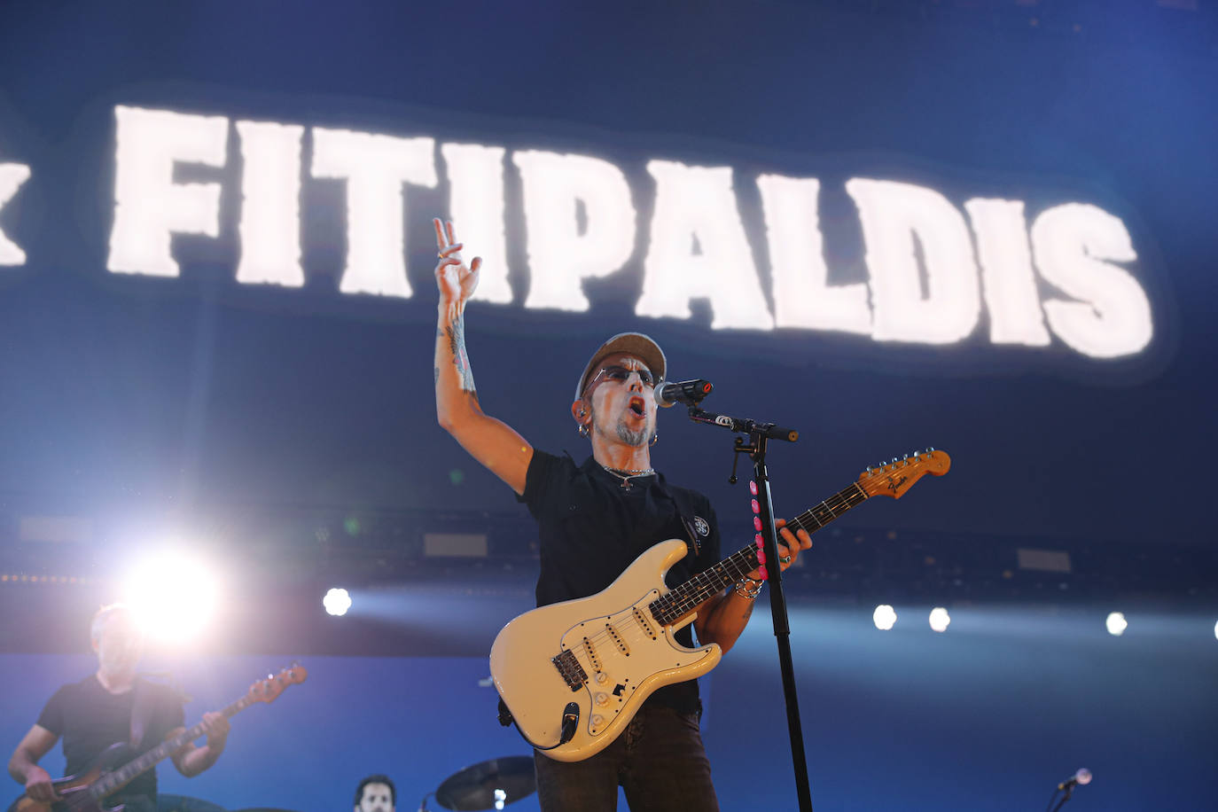 El bilbaíno y su banda ofrecieron una noche descomunal de rock en su esperada cita llenando el Palacio de los Deportes con 5.000 personas vibrando con sus canciones y con Morgan de teloneros.