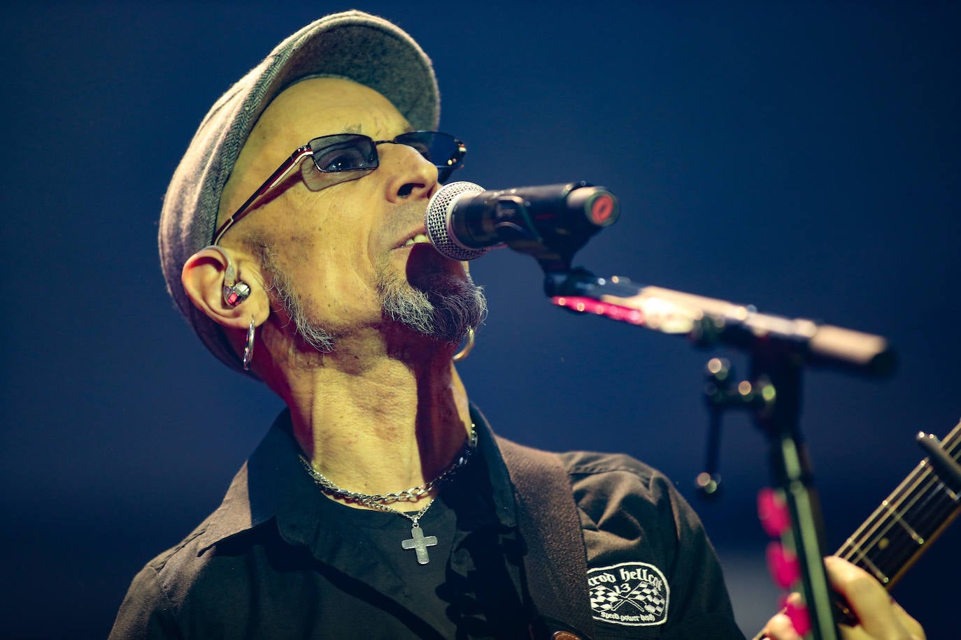 El bilbaíno y su banda ofrecieron una noche descomunal de rock en su esperada cita llenando el Palacio de los Deportes con 5.000 personas vibrando con sus canciones y con Morgan de teloneros.