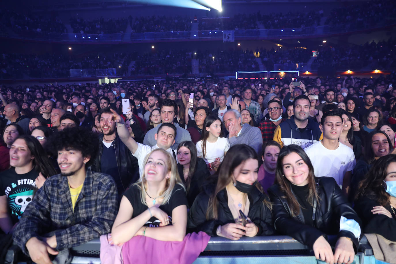 El bilbaíno y su banda ofrecieron una noche descomunal de rock en su esperada cita llenando el Palacio de los Deportes con 5.000 personas vibrando con sus canciones y con Morgan de teloneros.