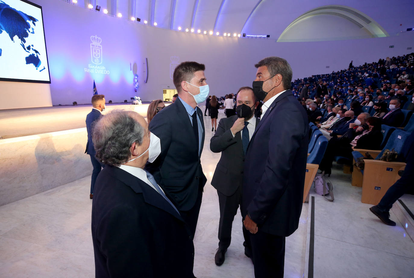 Una emotiva y divertida intervención del mexicano Arturo Elías puso ayer el broche a la presentación oficial de una Fundación Real Oviedo en marcha, que ya trabaja en muchos frentes y maneja una amplia hoja de ruta para crecer con nuevas iniciativas. La más destacada de ellas, de mano, es el acuerdo suscrito con la Academica Corporation por la que jóvenes de todo el mundo participarán en programas educativos y futbolísticos en la ciudad.