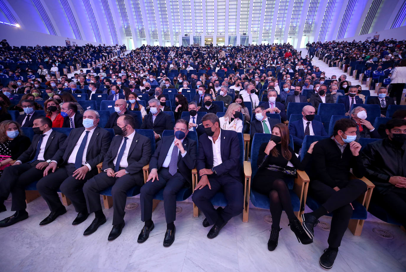 Una emotiva y divertida intervención del mexicano Arturo Elías puso ayer el broche a la presentación oficial de una Fundación Real Oviedo en marcha, que ya trabaja en muchos frentes y maneja una amplia hoja de ruta para crecer con nuevas iniciativas. La más destacada de ellas, de mano, es el acuerdo suscrito con la Academica Corporation por la que jóvenes de todo el mundo participarán en programas educativos y futbolísticos en la ciudad.