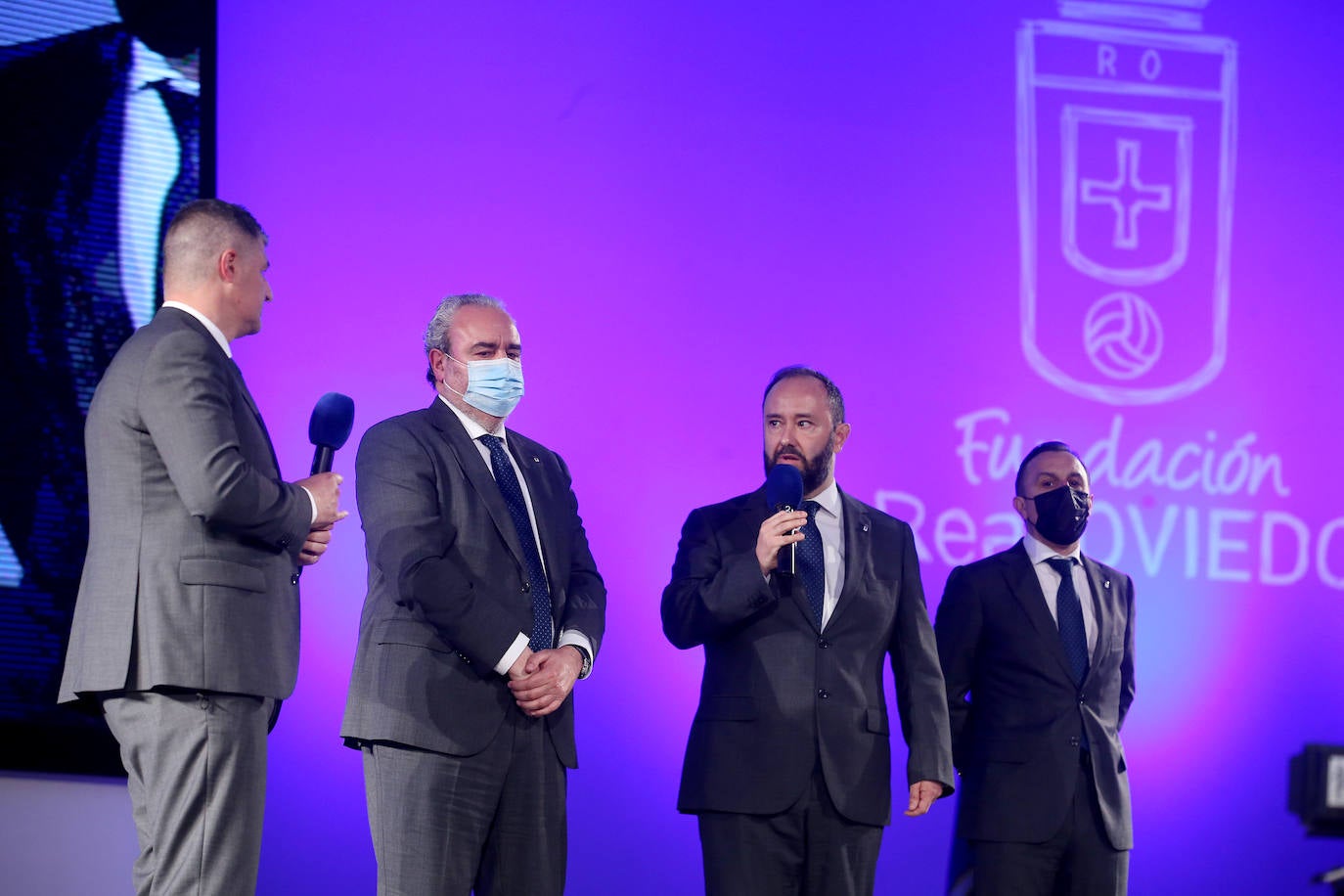 Una emotiva y divertida intervención del mexicano Arturo Elías puso ayer el broche a la presentación oficial de una Fundación Real Oviedo en marcha, que ya trabaja en muchos frentes y maneja una amplia hoja de ruta para crecer con nuevas iniciativas. La más destacada de ellas, de mano, es el acuerdo suscrito con la Academica Corporation por la que jóvenes de todo el mundo participarán en programas educativos y futbolísticos en la ciudad.