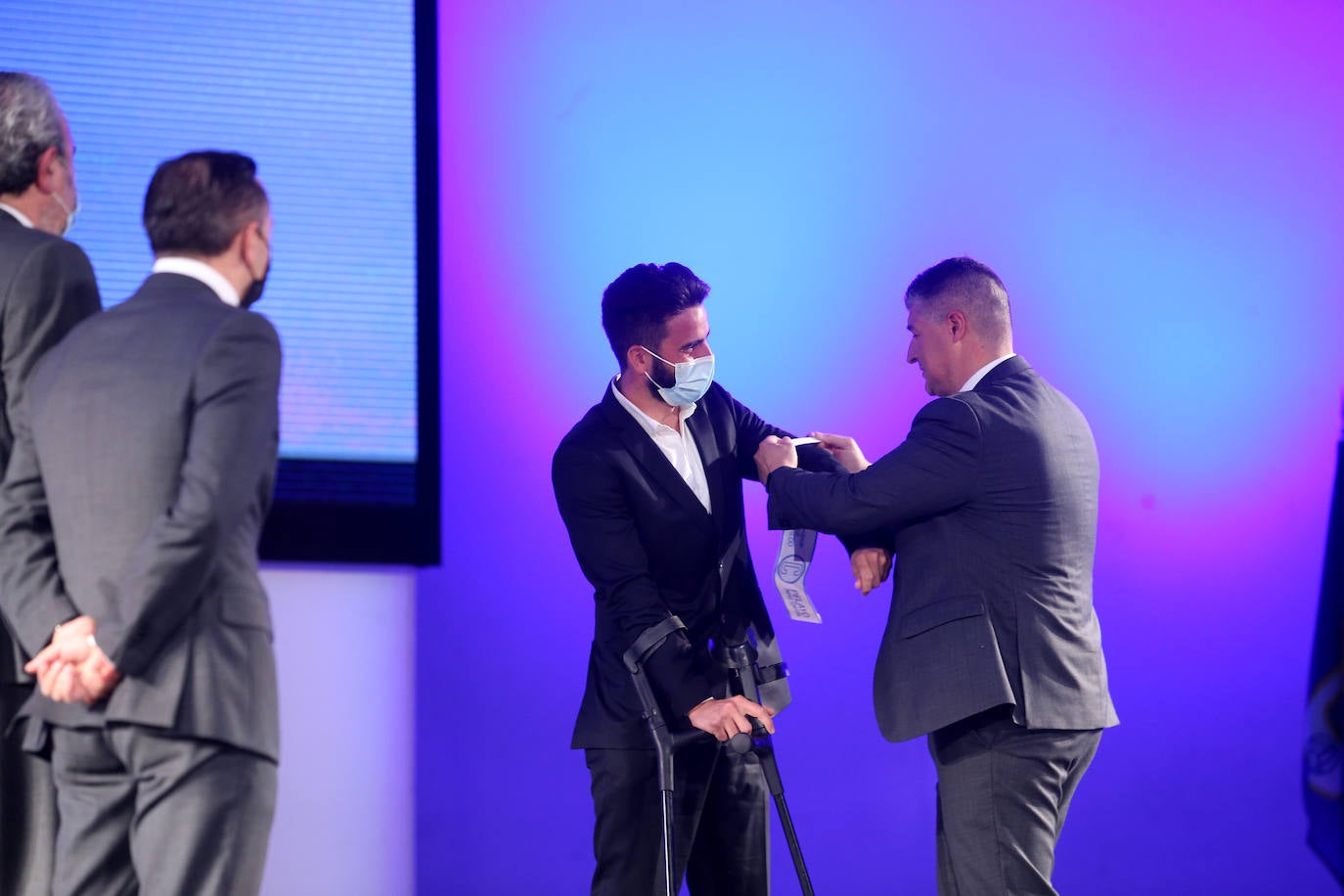 Una emotiva y divertida intervención del mexicano Arturo Elías puso ayer el broche a la presentación oficial de una Fundación Real Oviedo en marcha, que ya trabaja en muchos frentes y maneja una amplia hoja de ruta para crecer con nuevas iniciativas. La más destacada de ellas, de mano, es el acuerdo suscrito con la Academica Corporation por la que jóvenes de todo el mundo participarán en programas educativos y futbolísticos en la ciudad.