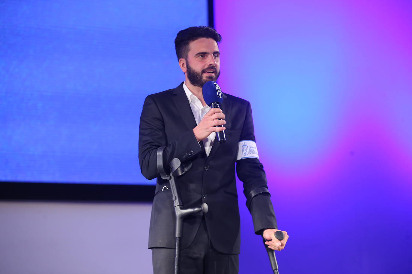 Una emotiva y divertida intervención del mexicano Arturo Elías puso ayer el broche a la presentación oficial de una Fundación Real Oviedo en marcha, que ya trabaja en muchos frentes y maneja una amplia hoja de ruta para crecer con nuevas iniciativas. La más destacada de ellas, de mano, es el acuerdo suscrito con la Academica Corporation por la que jóvenes de todo el mundo participarán en programas educativos y futbolísticos en la ciudad.