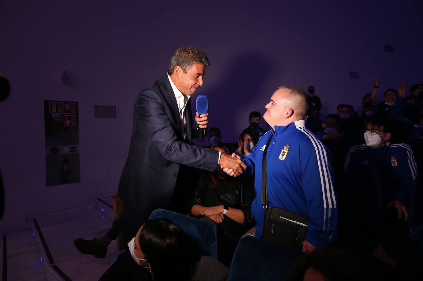 Una emotiva y divertida intervención del mexicano Arturo Elías puso ayer el broche a la presentación oficial de una Fundación Real Oviedo en marcha, que ya trabaja en muchos frentes y maneja una amplia hoja de ruta para crecer con nuevas iniciativas. La más destacada de ellas, de mano, es el acuerdo suscrito con la Academica Corporation por la que jóvenes de todo el mundo participarán en programas educativos y futbolísticos en la ciudad.