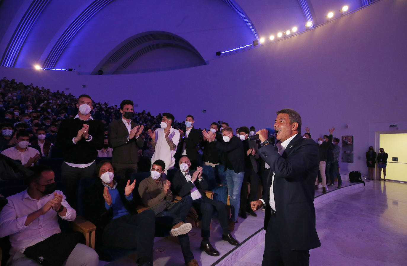 Una emotiva y divertida intervención del mexicano Arturo Elías puso ayer el broche a la presentación oficial de una Fundación Real Oviedo en marcha, que ya trabaja en muchos frentes y maneja una amplia hoja de ruta para crecer con nuevas iniciativas. La más destacada de ellas, de mano, es el acuerdo suscrito con la Academica Corporation por la que jóvenes de todo el mundo participarán en programas educativos y futbolísticos en la ciudad.