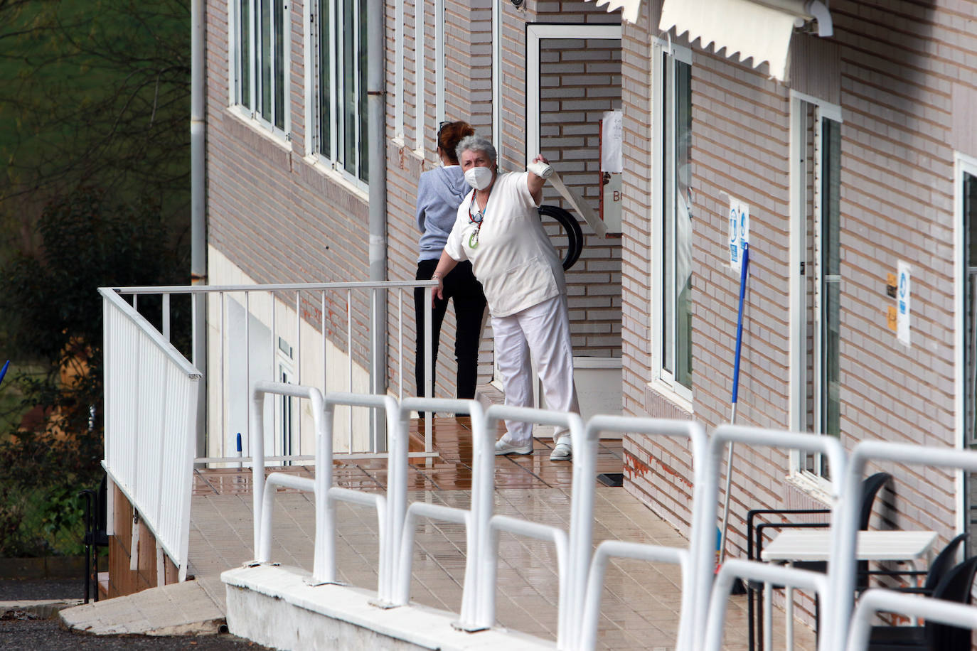 Un incendio provocado de madrugada en una residencia geriátrica de La Barganiza, en Siero, ha causado la muerte de un hombre y el desalojo de varios residentes.