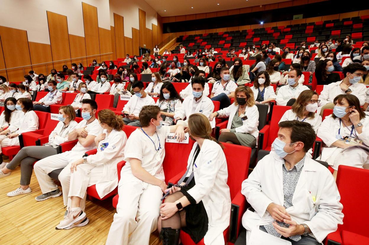 El HUCA acogió ayer unas jornadas de puertas abiertas para mostrar las especialidades del área sanitaria IV a los futuros médicos residentes (MIR). 