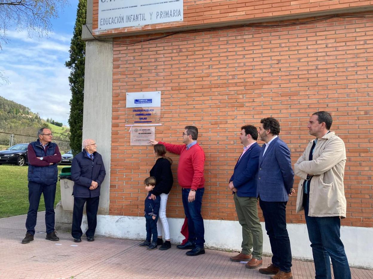 El equipo educativo dedica una placa a los históricos exdirectores. 