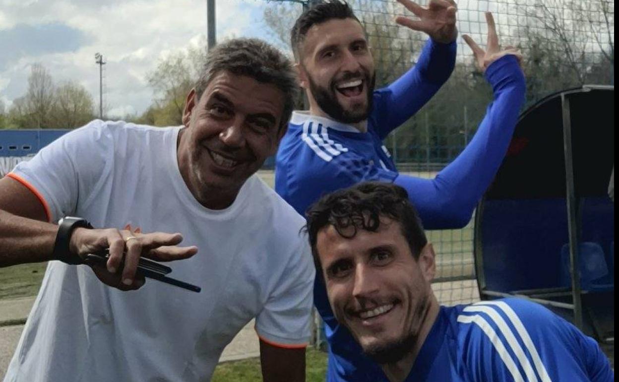 Arturo Elías junto a jugadores del Real Oviedo. 