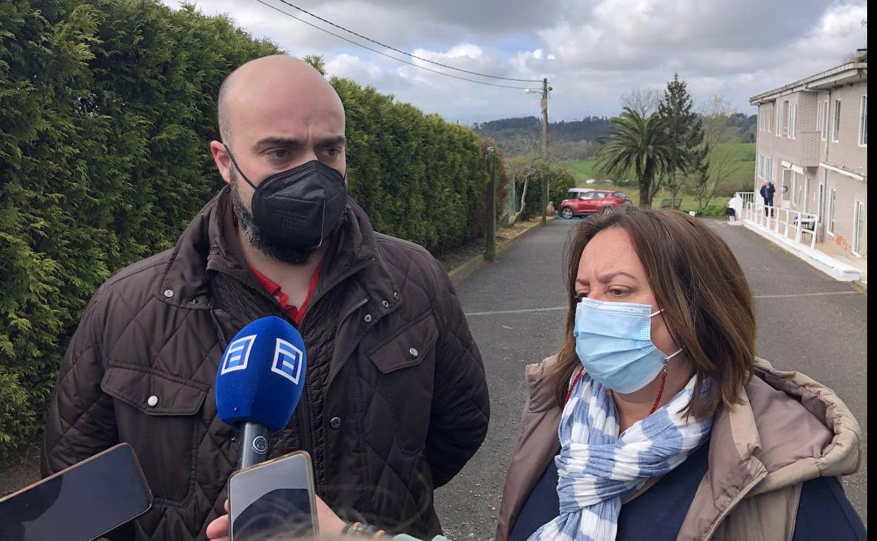 El concejal de Seguridad Ciudadana de Siero, Víctor Villa, junto a la edil de Bienestar Social, Ana Rosa Nosti, hoy en la residencia geriátrica de La Barganiza. 