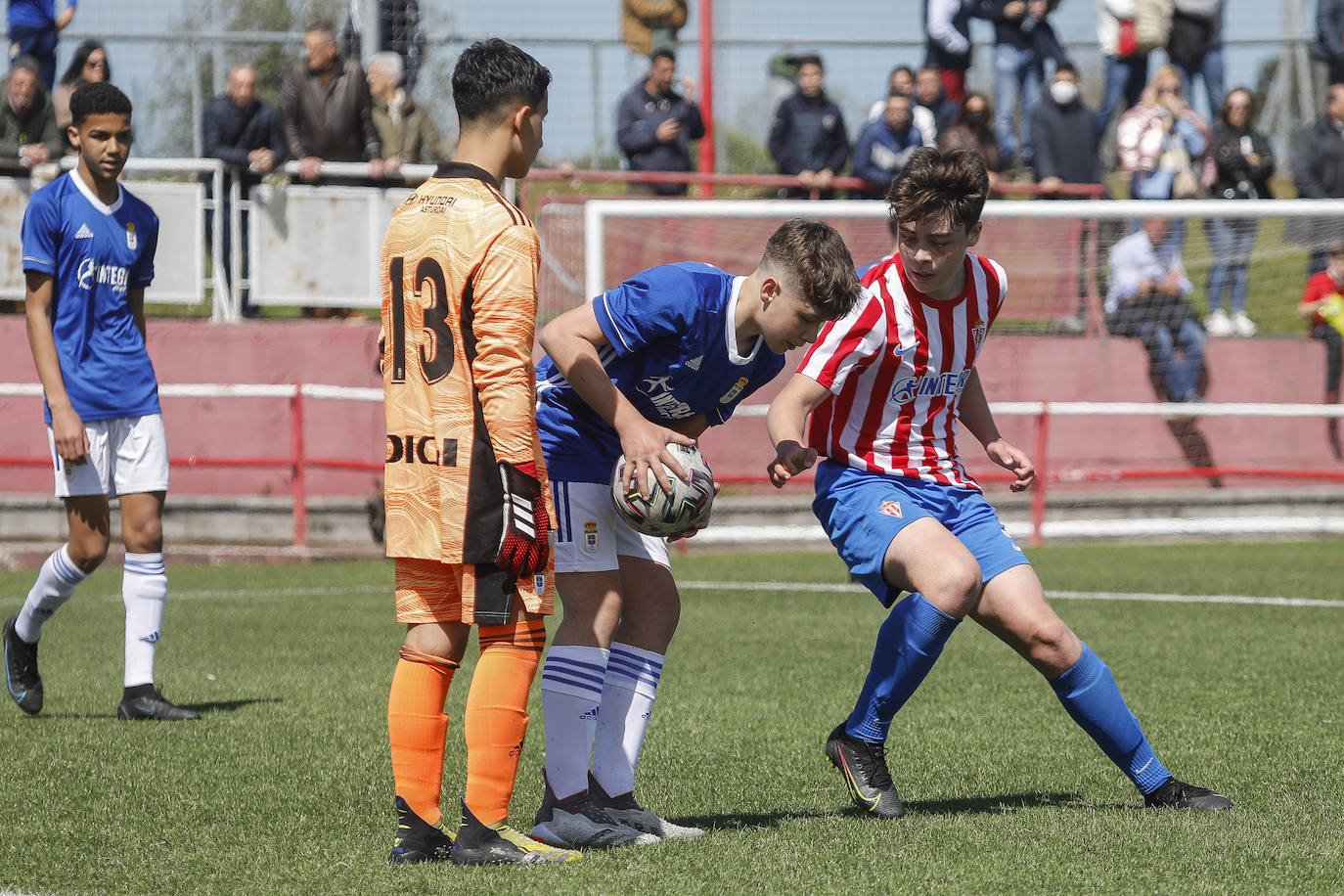 Fotos: Las mejores imágenes del derbi asturiano infantil y alevín