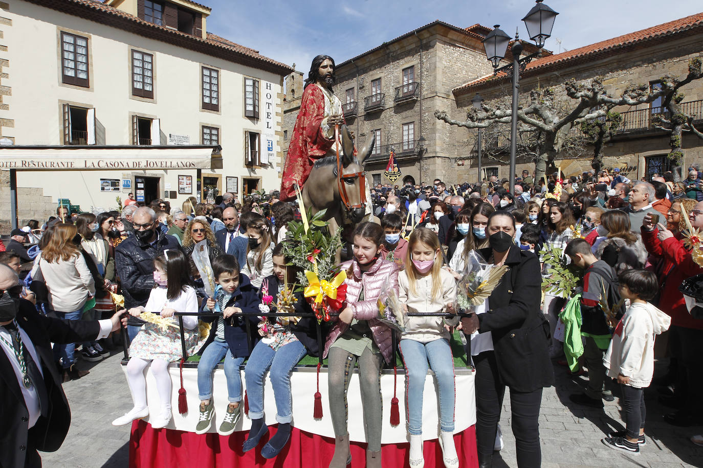 Las bendiciones de ramos vuelven triunfales junto a las procesiones de Semana Santa en el año en el que comienza la despedida de las restricciones por la pandemia.