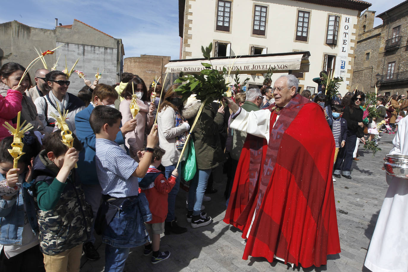 Las bendiciones de ramos vuelven triunfales junto a las procesiones de Semana Santa en el año en el que comienza la despedida de las restricciones por la pandemia.
