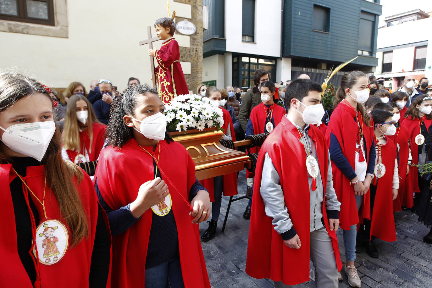Las bendiciones de ramos vuelven triunfales junto a las procesiones de Semana Santa en el año en el que comienza la despedida de las restricciones por la pandemia.