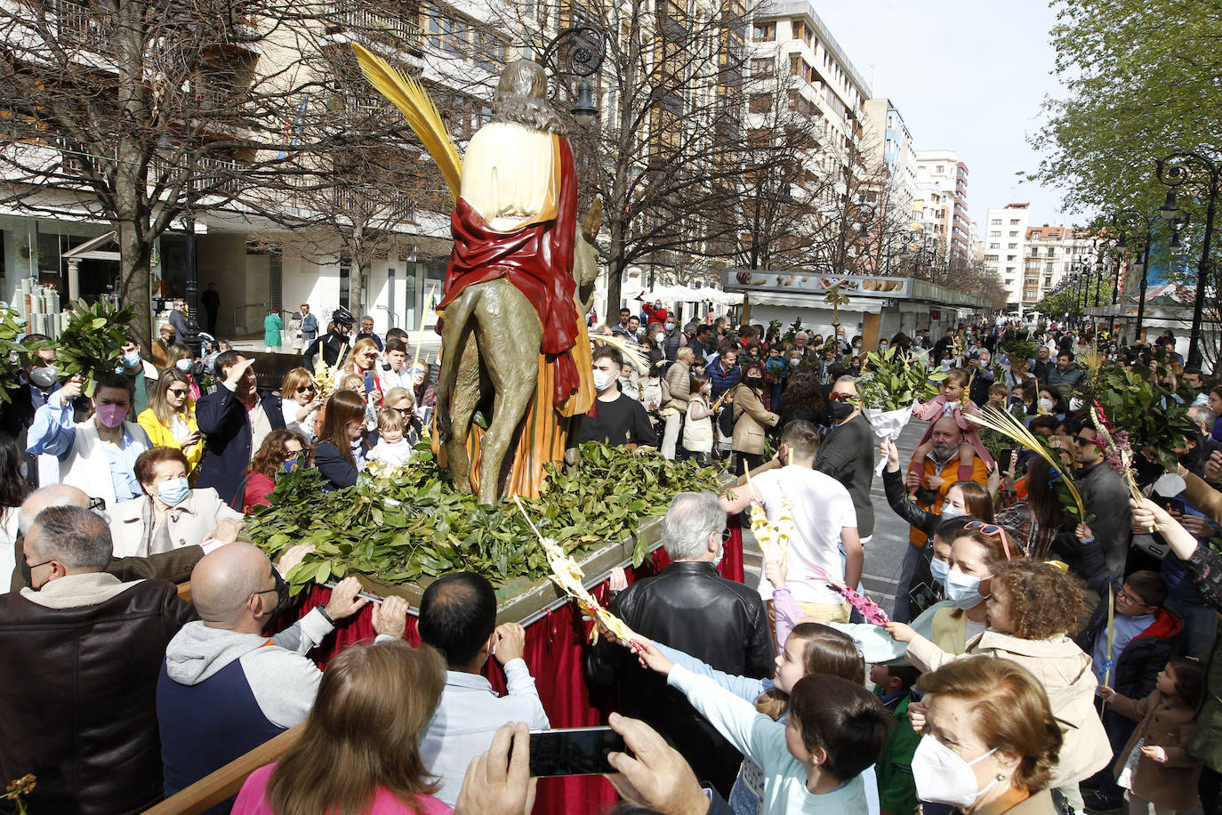 Las bendiciones de ramos vuelven triunfales junto a las procesiones de Semana Santa en el año en el que comienza la despedida de las restricciones por la pandemia.