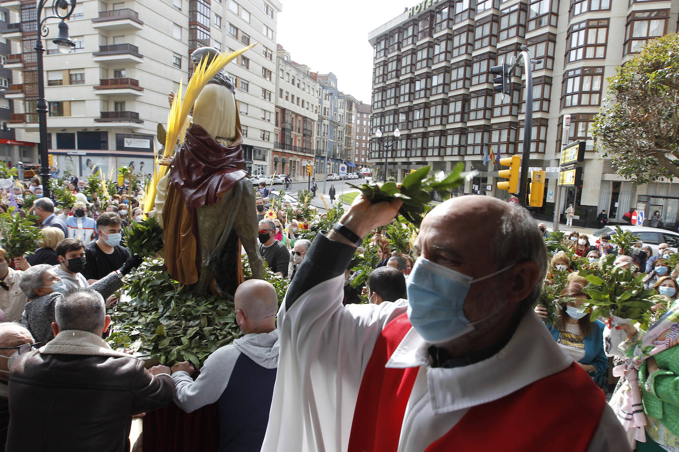Las bendiciones de ramos vuelven triunfales junto a las procesiones de Semana Santa en el año en el que comienza la despedida de las restricciones por la pandemia.