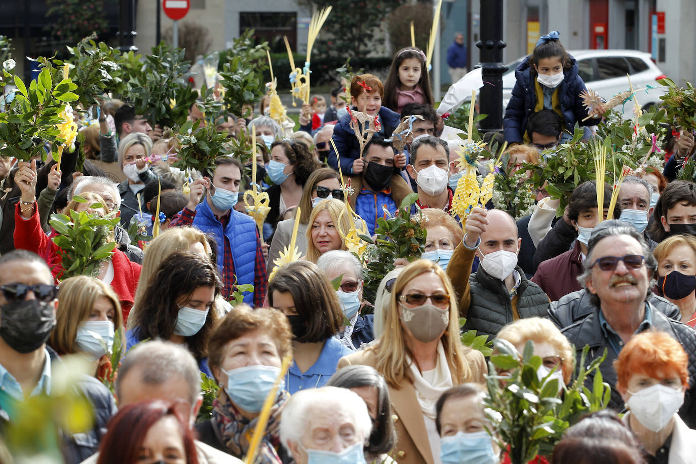 Las bendiciones de ramos vuelven triunfales junto a las procesiones de Semana Santa en el año en el que comienza la despedida de las restricciones por la pandemia.