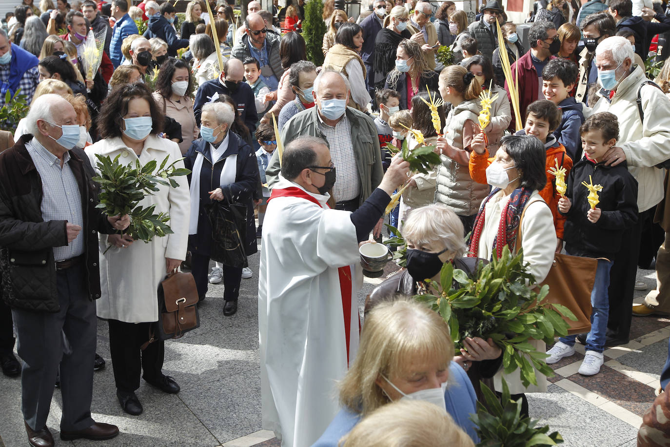 Las bendiciones de ramos vuelven triunfales junto a las procesiones de Semana Santa en el año en el que comienza la despedida de las restricciones por la pandemia.