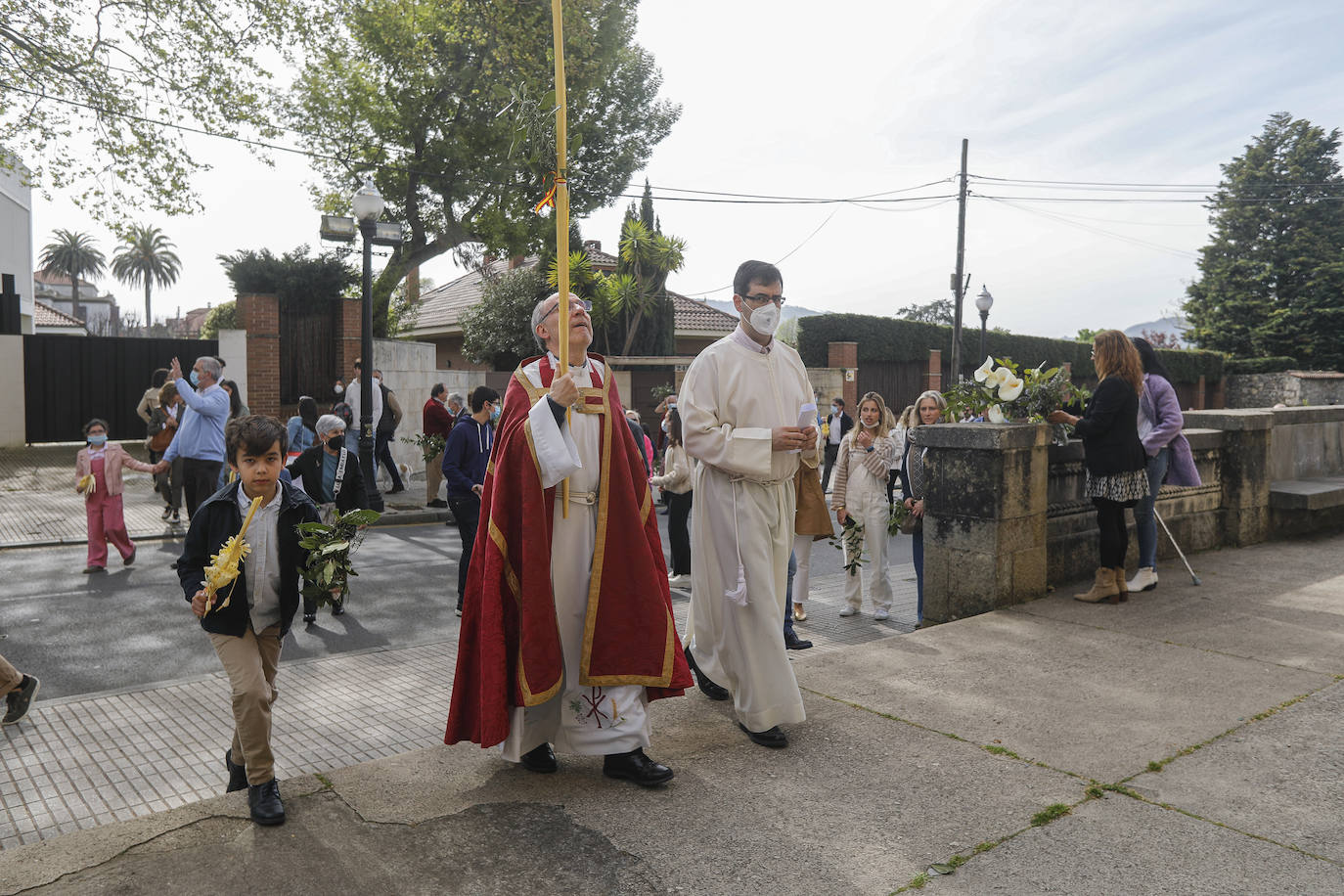 Las bendiciones de ramos vuelven triunfales junto a las procesiones de Semana Santa en el año en el que comienza la despedida de las restricciones por la pandemia.