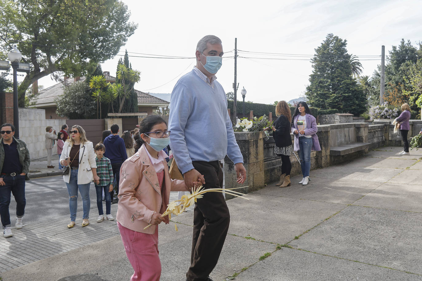 Las bendiciones de ramos vuelven triunfales junto a las procesiones de Semana Santa en el año en el que comienza la despedida de las restricciones por la pandemia.