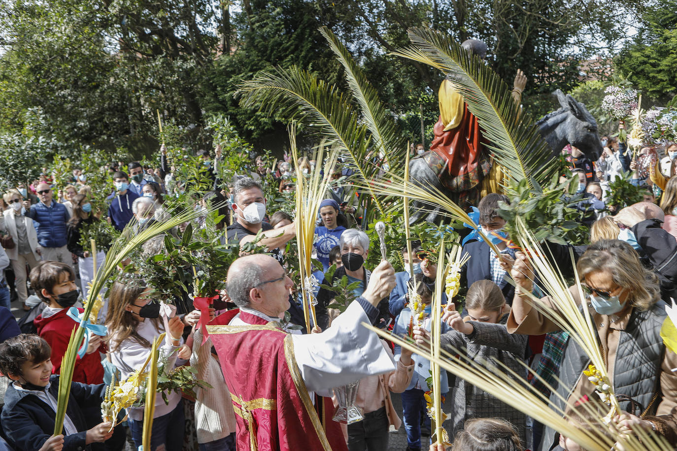 Las bendiciones de ramos vuelven triunfales junto a las procesiones de Semana Santa en el año en el que comienza la despedida de las restricciones por la pandemia.