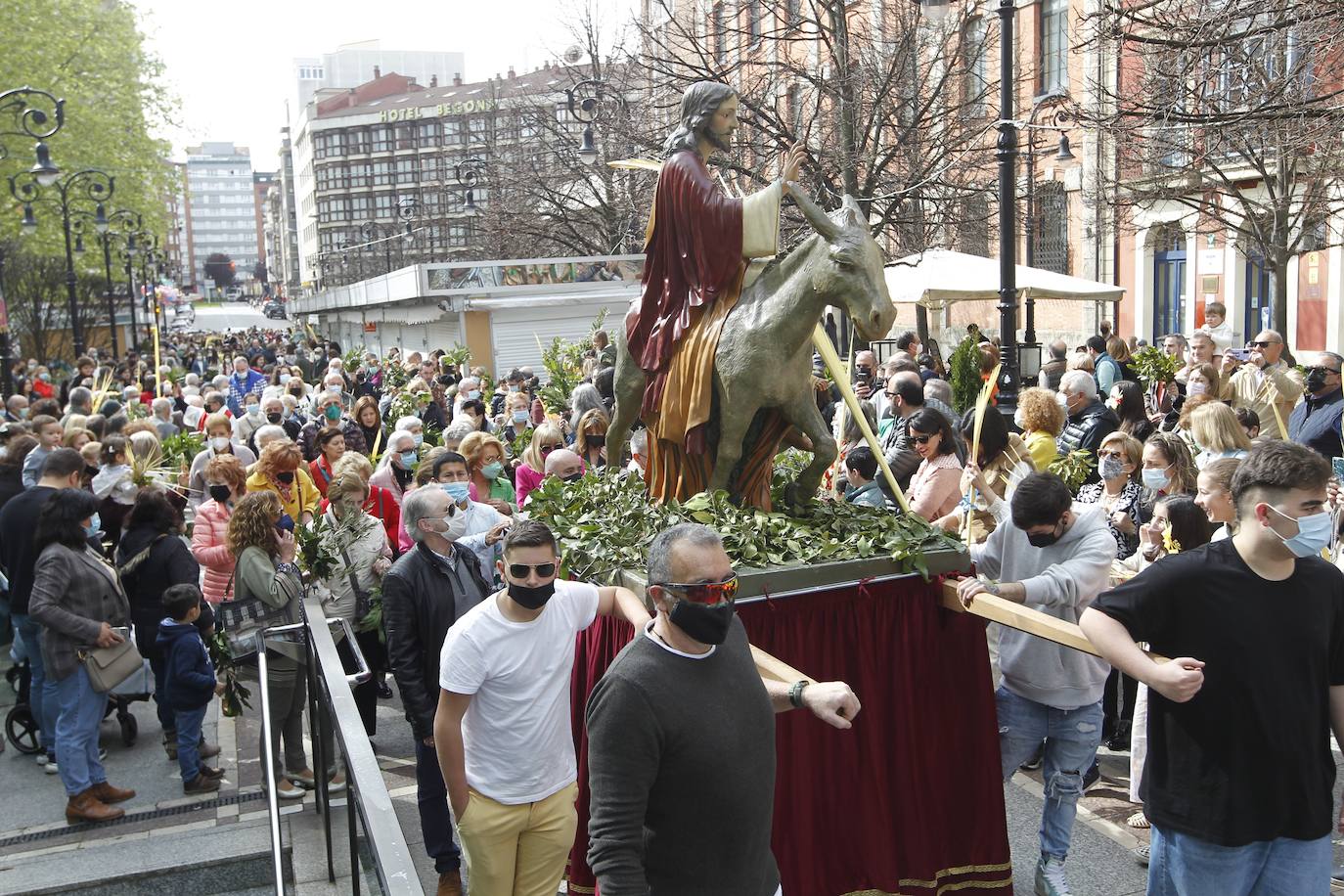 Las bendiciones de ramos vuelven triunfales junto a las procesiones de Semana Santa en el año en el que comienza la despedida de las restricciones por la pandemia.