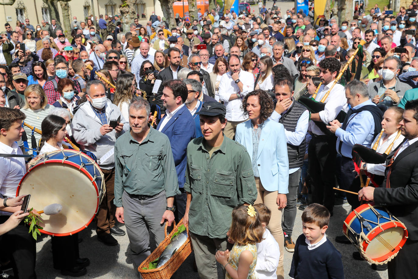 Fotos: Multitudinaria subasta del campanu en Cornellana