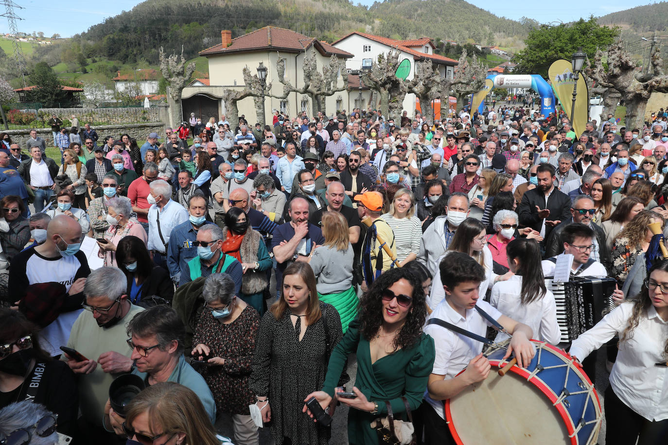 Fotos: Multitudinaria subasta del campanu en Cornellana