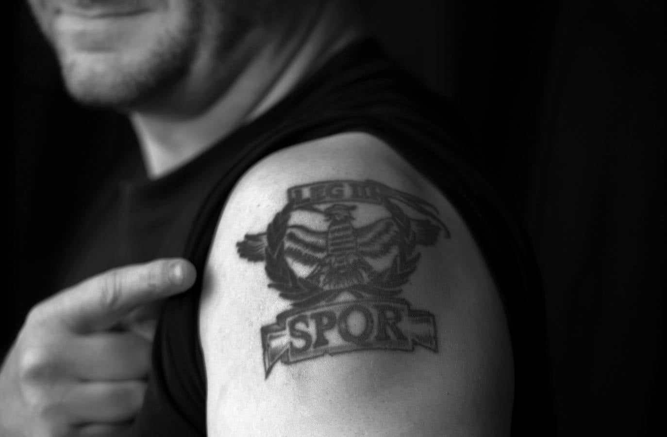 El capataz Iván Rodríguez Zapico, 45 años, policía nacional de profesión, lleva tatuado en el brazo el senatus SPQR que representa la III Legión Romana que detuvo a Jesús en Judea. 