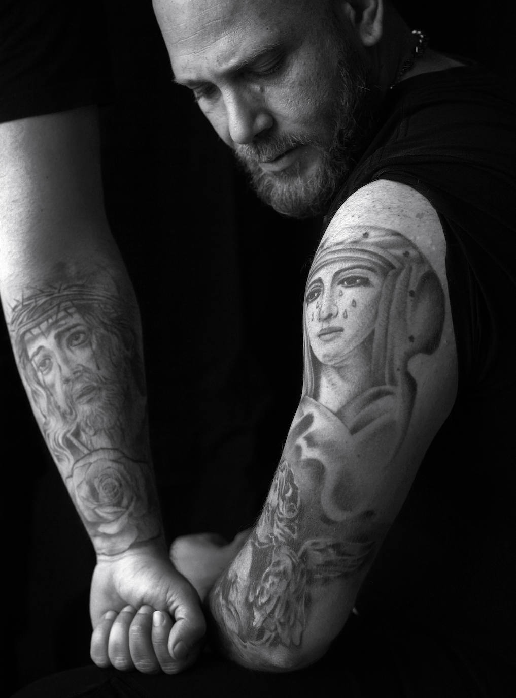 Julián Montaña, 39 años, gruista de profesión, lleva tatuado en un brazo "El Cristo Despojado" y su colega cofrade: José Manuel Manjón, 34 años, conductor, lleva tatuado en el brazo: "Cabeza de Jesús de la Salud" (de los Gitanos), un "Querubín", "Cabeza de la Virgen de Triana" una corneta y un rosario. Además de una frase en el pecho "Solo Dios puede juzgarme".