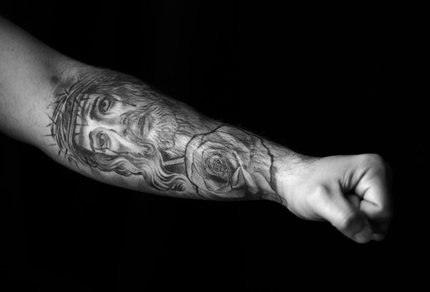 El costalero Julián Montaña, 39 años, gruísta de profesión, lleva tatuado en un brazo "El Cristo Despojado". 