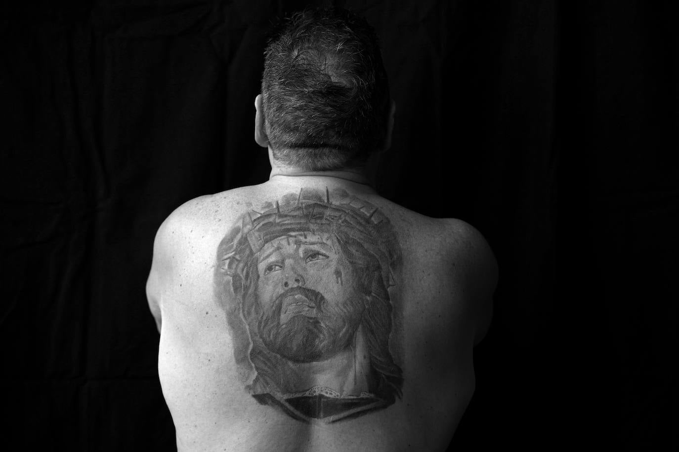 El costalero Francisco Iglesias, 58 años, minero jubilado, lleva tatuado en la espalda: "Jesús de La Sentencia". Él es uno de los miembros de la Hermandad de los Estudiantes de Oviedo, fundada el 18 de Diciembre de 2008. 