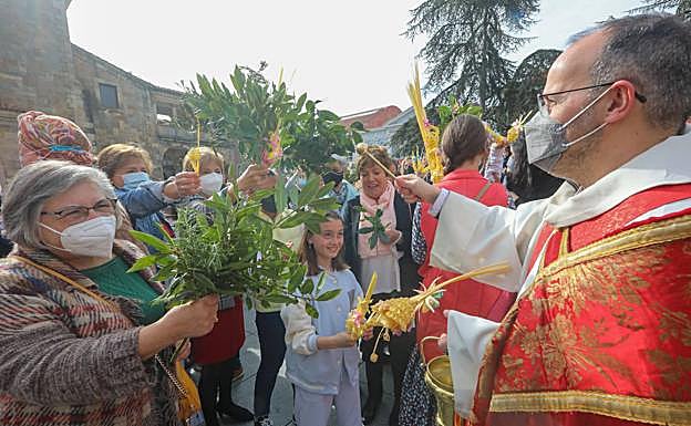 Imagen principal - Los fieles acudieron a las celebraciones de manera masiva. 