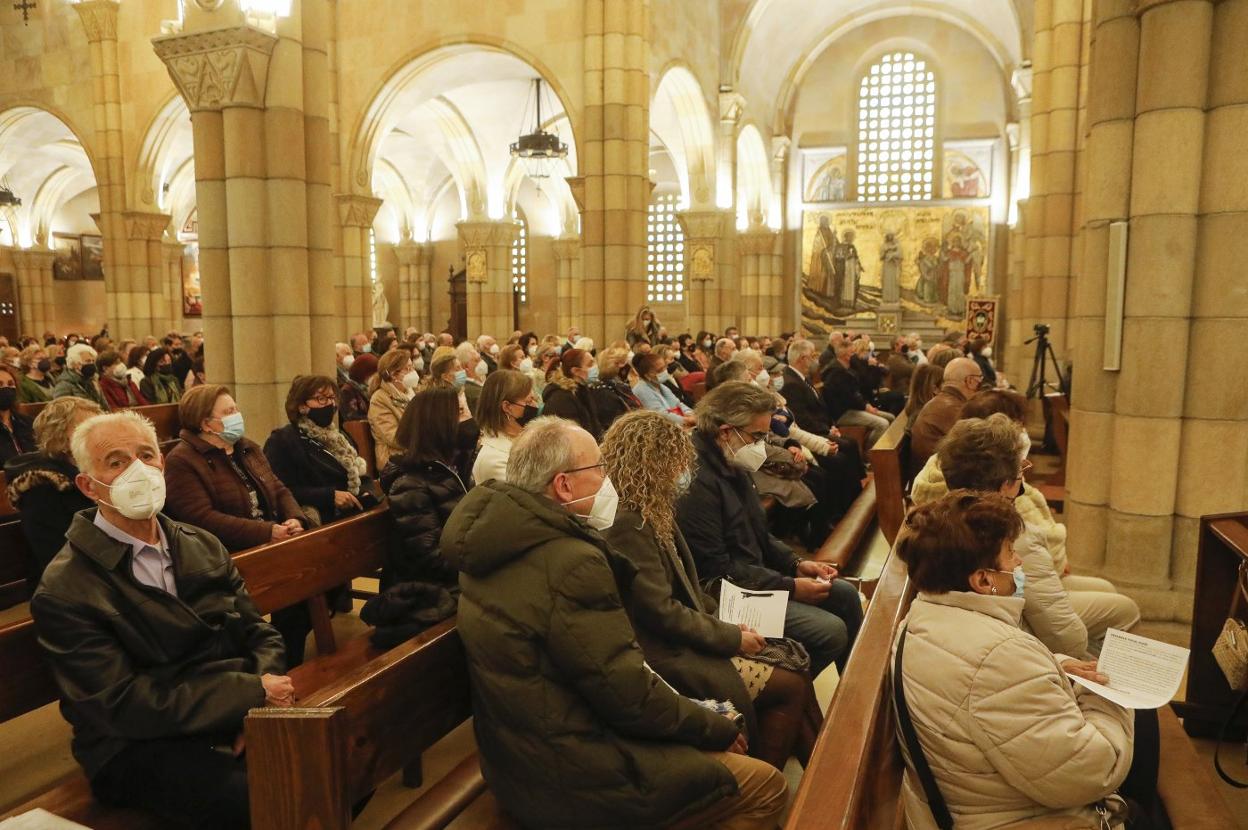 La capilla se llenó para escuchar la lectura del pregón. 