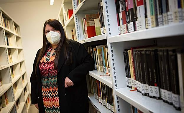 La profesora Ainhoa Loureda, rodeada de libros.