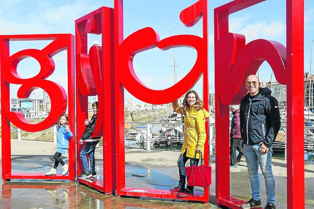 Una familia se inmortaliza en las 'Letronas'. 