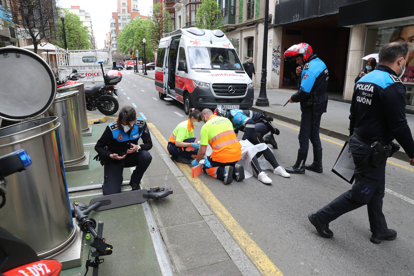 Una mujer ha resultado herida de consideración al caer del patinete que conducía por la calle Uría, en Gijón, y sufrir un fuerte golpe contra el asfalto