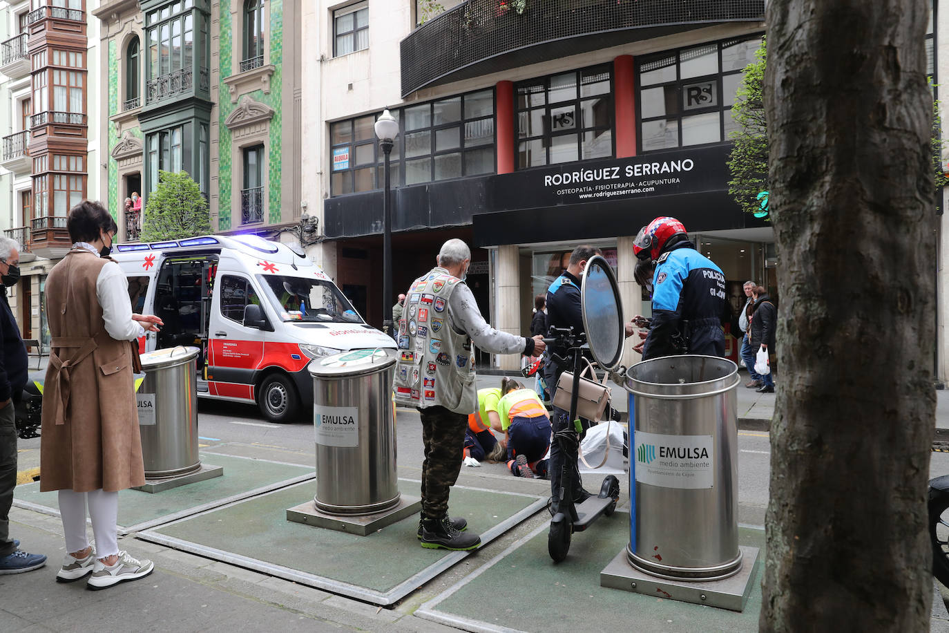 Una mujer ha resultado herida de consideración al caer del patinete que conducía por la calle Uría, en Gijón, y sufrir un fuerte golpe contra el asfalto