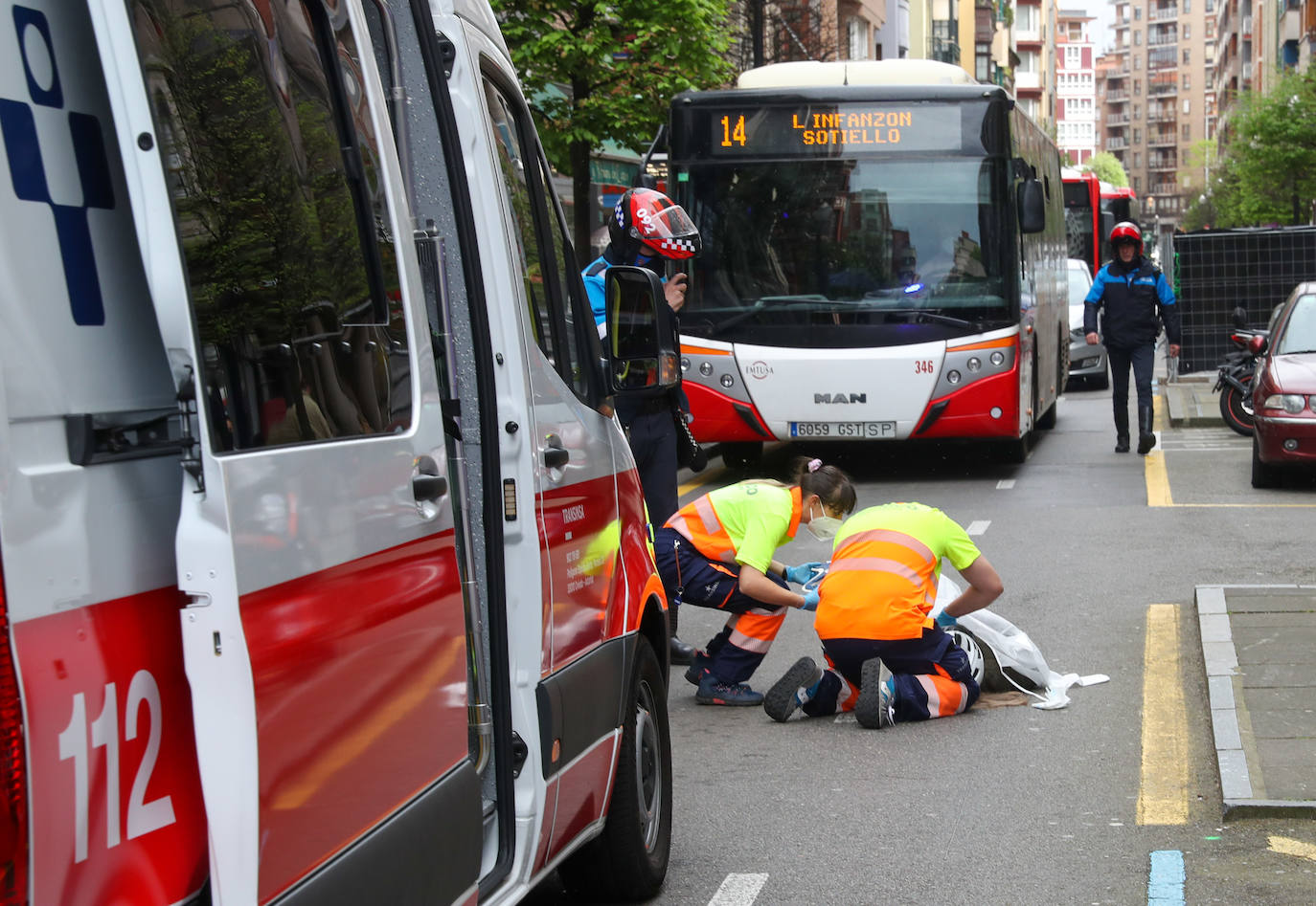 Una mujer ha resultado herida de consideración al caer del patinete que conducía por la calle Uría, en Gijón, y sufrir un fuerte golpe contra el asfalto