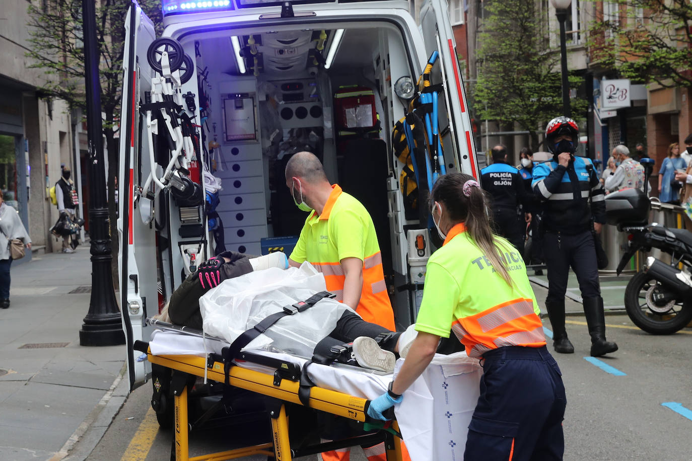 Una mujer ha resultado herida de consideración al caer del patinete que conducía por la calle Uría, en Gijón, y sufrir un fuerte golpe contra el asfalto