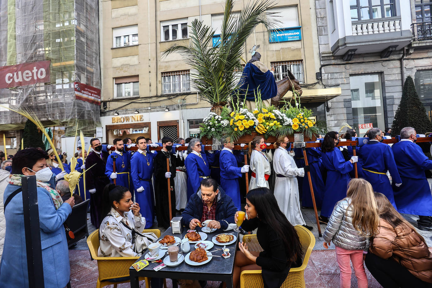 La Semana Santa comienza con una masiva afluencia de fieles a la primera de las procesiones y a las bendiciones de Ramos.