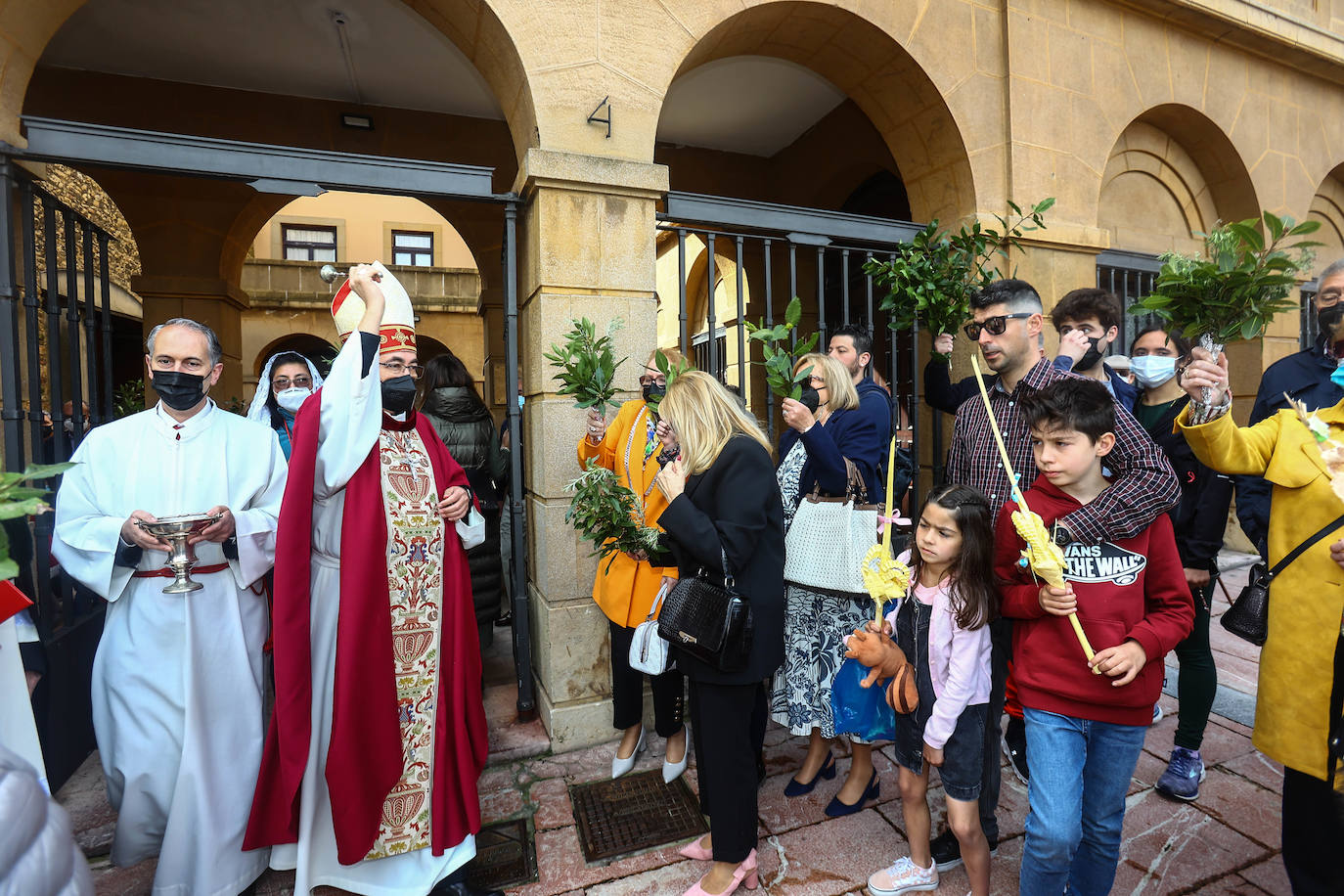 La Semana Santa comienza con una masiva afluencia de fieles a la primera de las procesiones y a las bendiciones de Ramos.