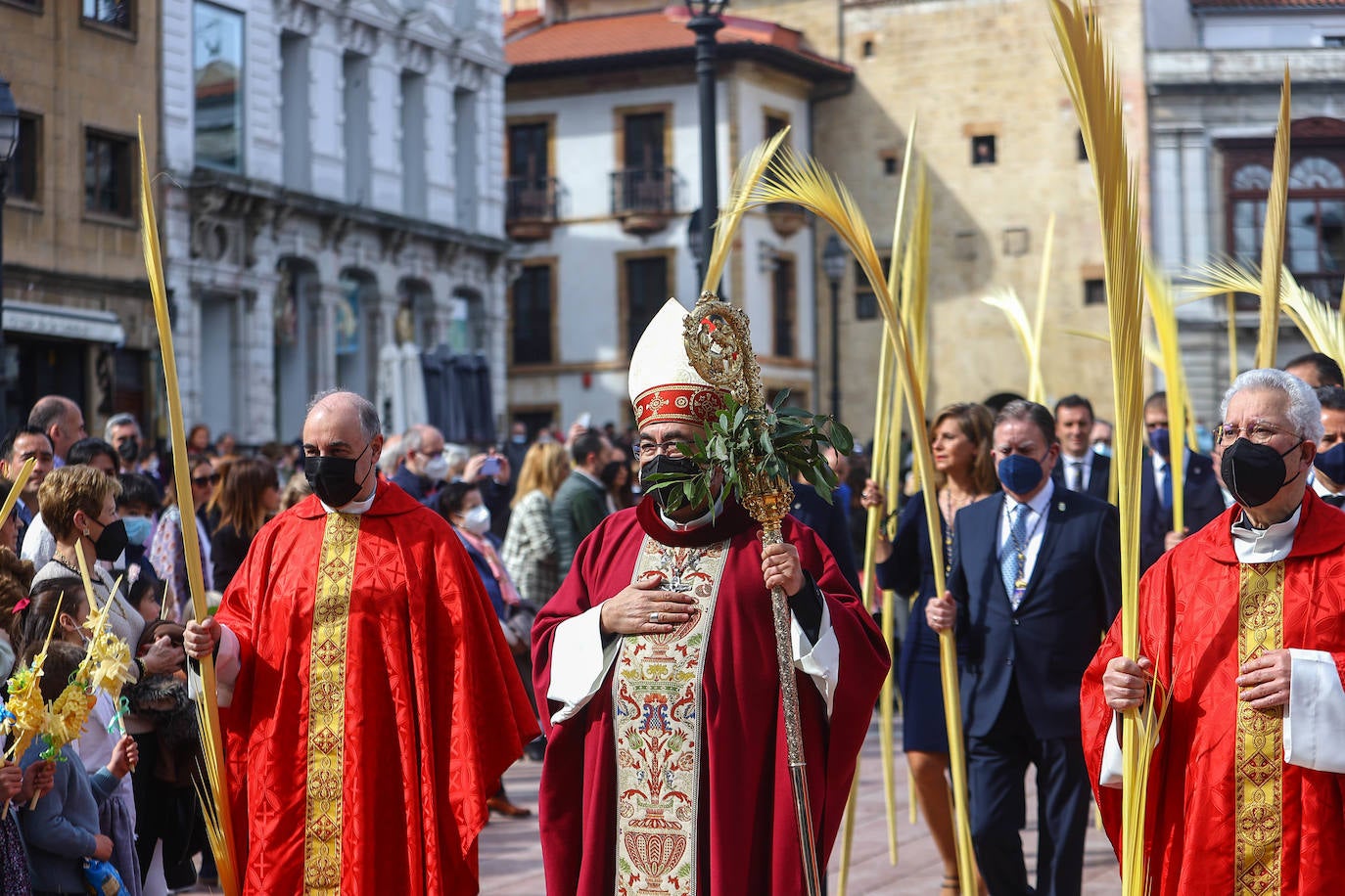 La Semana Santa comienza con una masiva afluencia de fieles a la primera de las procesiones y a las bendiciones de Ramos.